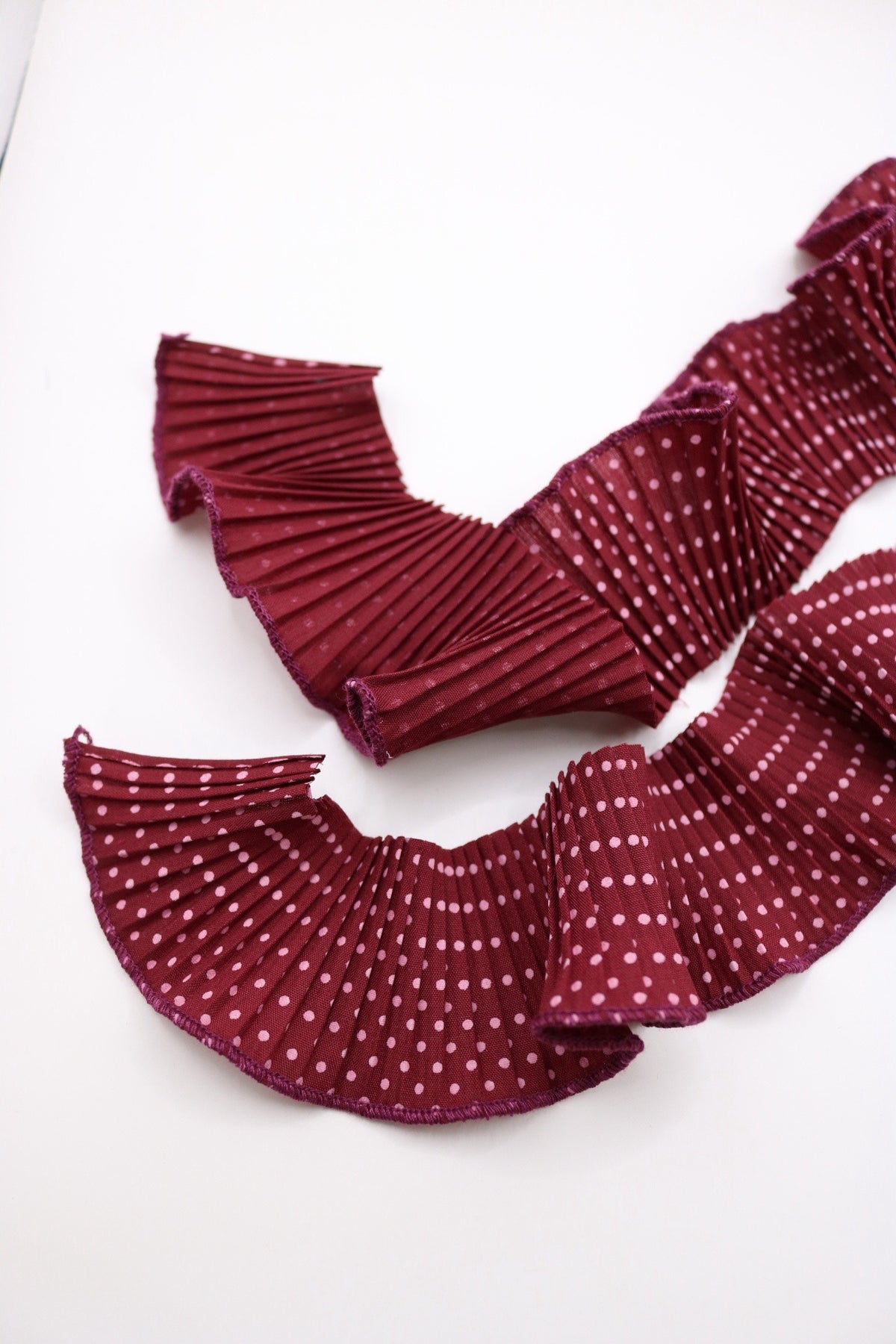 Plisado Polka burdeo